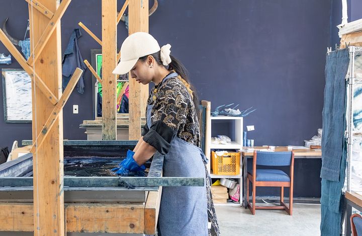 手が染まらないように、ゴム手袋を2重に着用