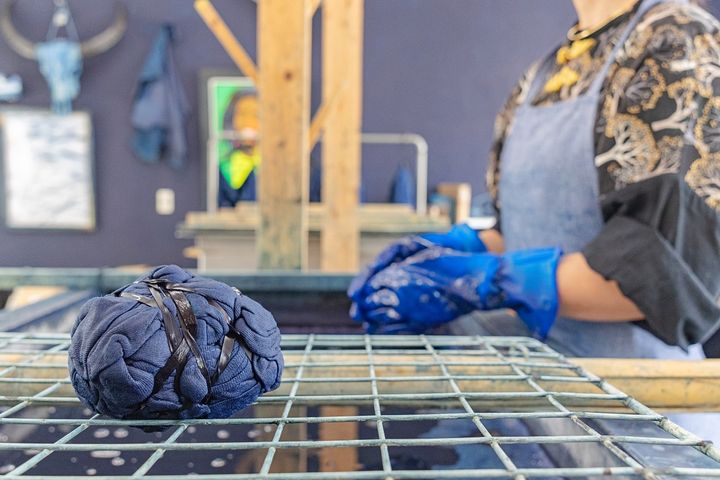 何度か染めていくことで、色が濃くなっていく