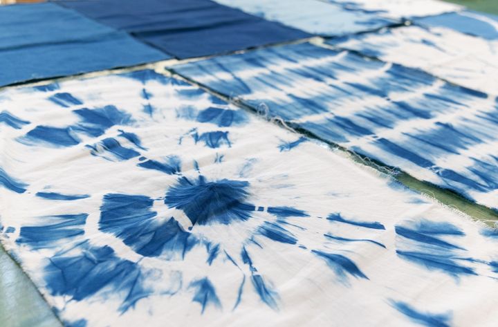 染める回数によって明るい青から濃紺まで、好みの色合いに調整することができる