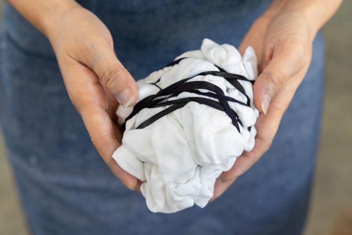 染料が中に染み込まないよう、しっかりとゴムで絞ったら染め開始！