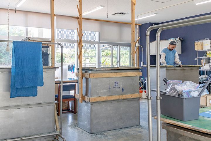 豊見城市の「おきなわ工芸の杜」内に工房を構える琉球藍研究所