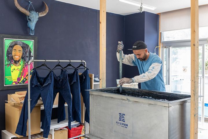 染め・体験の担当をする東恩納さん。毎日藍の管理を欠かさない