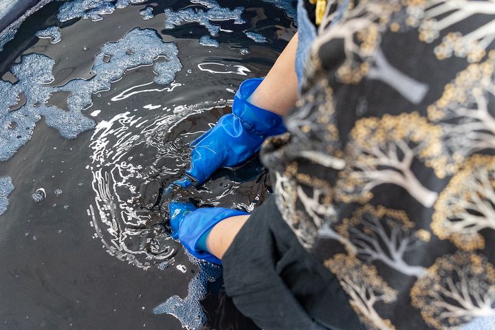 空気に触れると色が変化してしまうので、生地をしっかりと浸けていく