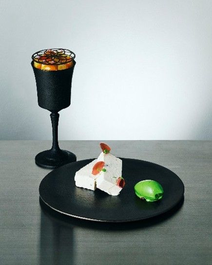 ヴェール /（左から）「金柑と焙じ茶のパフェ」3401円、「発酵りんごと発酵薔薇のフロマージュグラッセ」2401円 ※松屋銀座限定