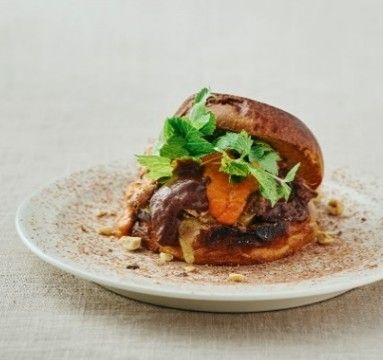 セイスト /「アマゾンカカオ プルドポークバーガー」2200円 ※松屋銀座限定