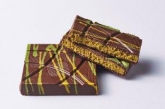 ディヴァン「ピスタチオドバイチョコレート（80g）」2916円、 ※地下1階洋菓子売場で販売