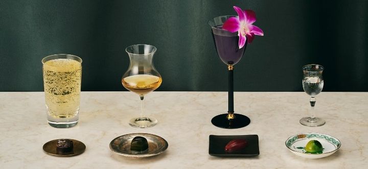 （左から）SUKIYABASHI SAMBOA「サンボアハイボール ＆ サンボアハイボール用オリジナル」1760円、新宿 ウイスキーサロン「ザ・グレンリベット12年 ＆ ザ・グレンリベット用オリジナル」1801円、BAR CROSSING「飲む香水 ＆ パッションマンゴー」1801円、Bar Pálinka「シチェック イルシャイ・オリヴェール パーリンカ ＆ 柚子ハーブ」1760円