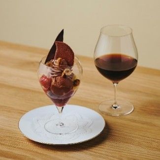 （左から）「クープ グラッセ ショコラ」2090円、「水出しアイスコーヒー」880円