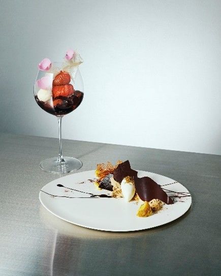 レストランローブ /（左から）「苺ローズショコラ」2750円、「栗トリュフショコラ」3850円 ※松屋銀座限定