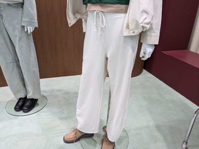 スウェットバレルレッグジーンズを履いたマネキン