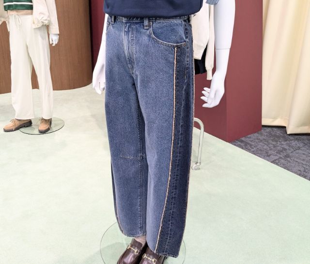 2トーンバレルレッグジーンズを履いたマネキン