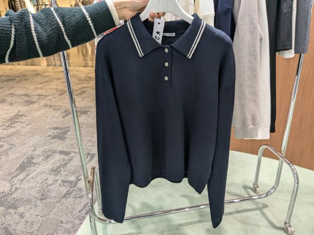 ネイビーのポロセーター