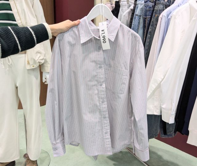 ブルーのバックボタンストライプシャツ