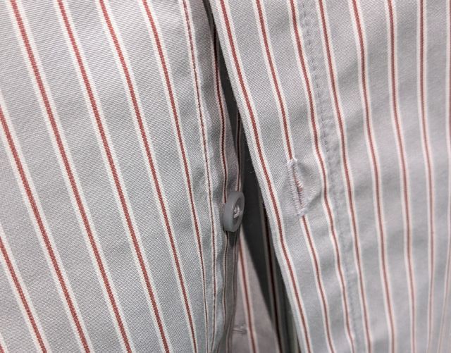 バックボタンストライプシャツの素材感
