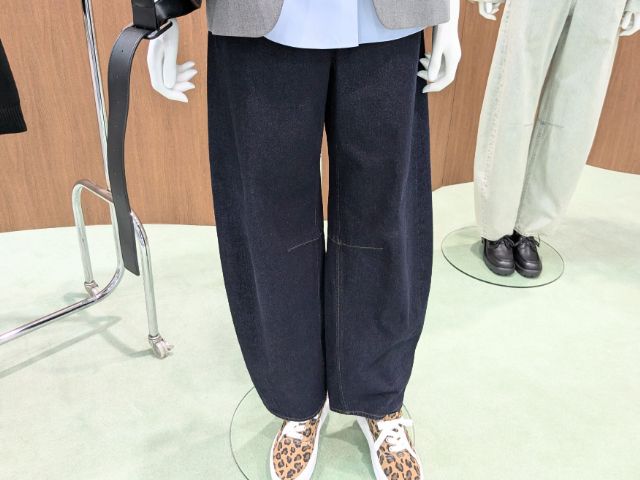バレルレッグジーンズを履いたマネキン