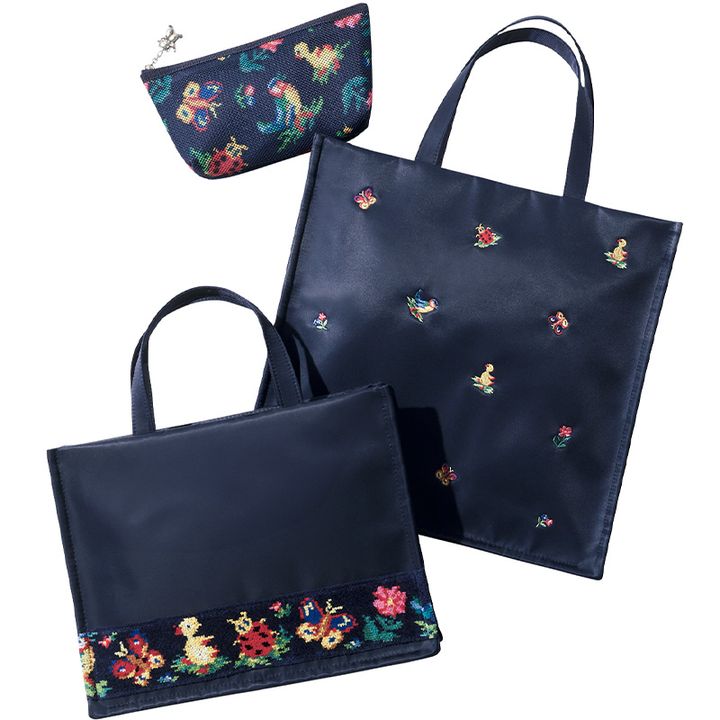 フェイラーのネイビーベースのペンケースとスクエアバッグ2種