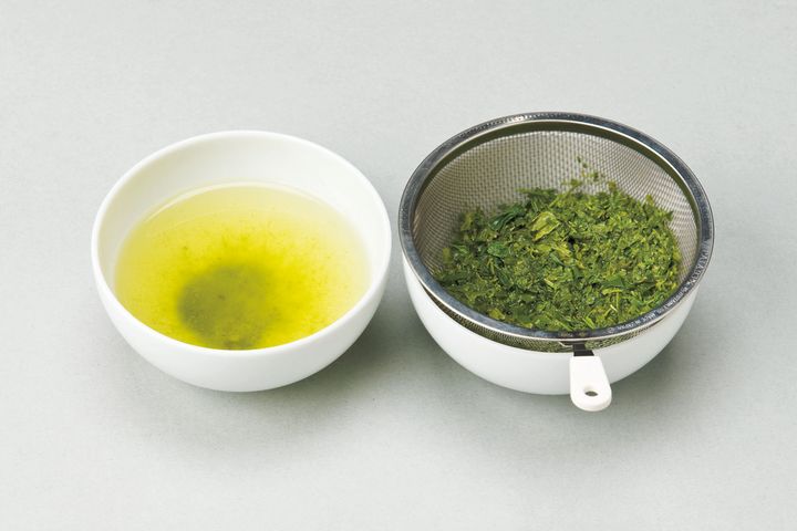 日本茶のテイスティングの様子