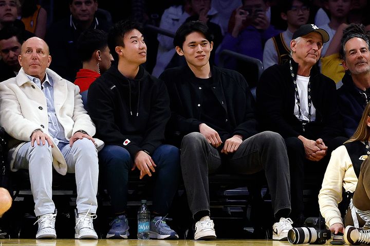 レイカーズ戦を観戦した佐々木朗希（C）Getty images