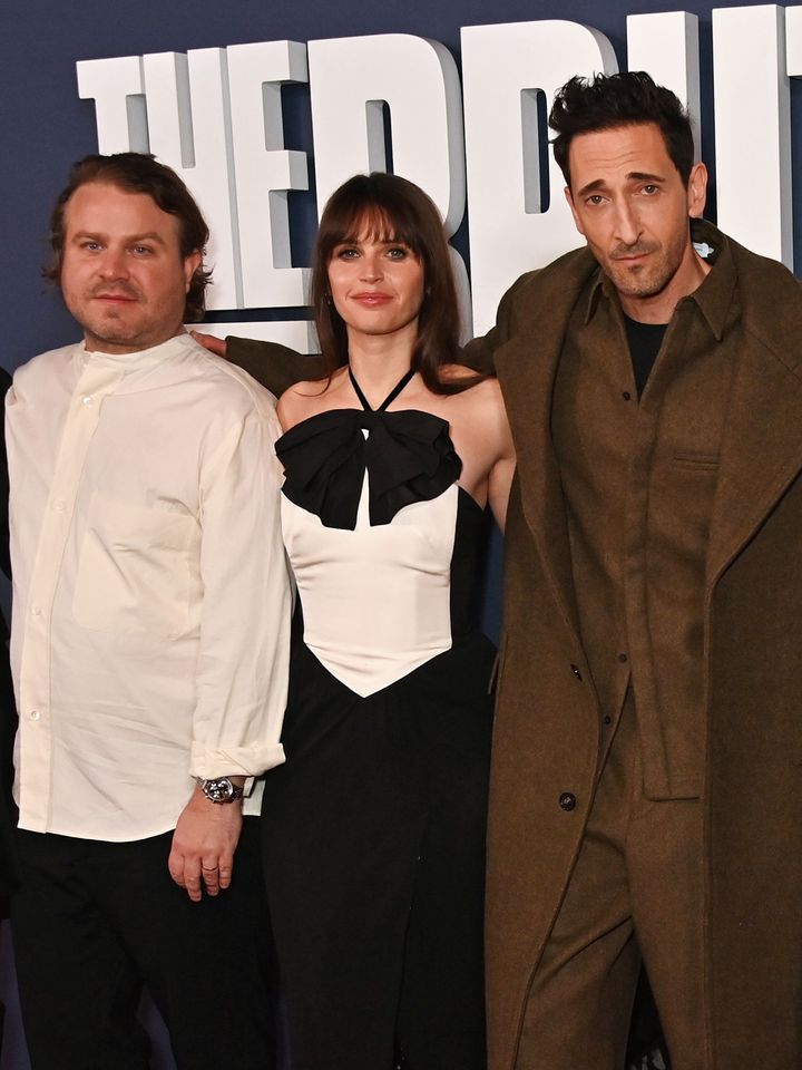 左からブラディ・コーベット監督、フェリシティ・ジョーンズ、エイドリアン・ブロディ。