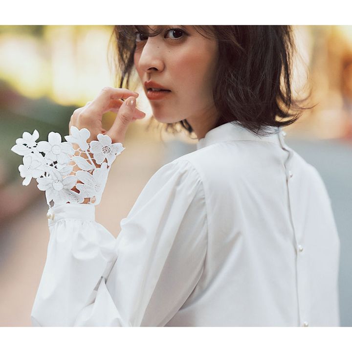 袖口がレース仕立てのブラウス