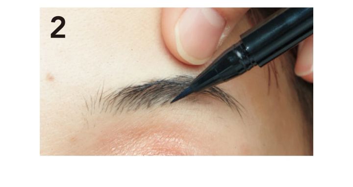 ２Bは眉頭〜眉山下までの描き足しに。眉を少し持ち上げて下→上に1本ずつプラスして。