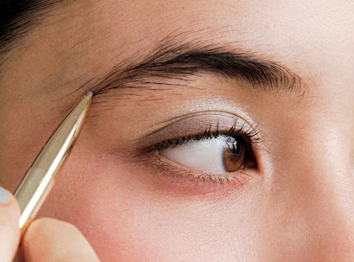 3. アーチ型になるよう眉尻を描き足す