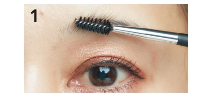 １Aのスクリューブラシで眉幅が出るようにとかしていく。