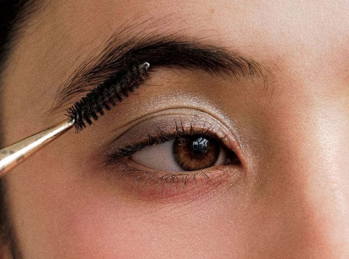 1. 髪用スプレーで毛流れを中央に