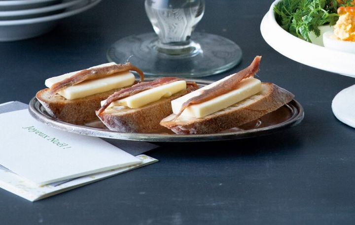 アンチョビバターピンチョス 切ってのせるだけ。冷えたバター＆アンチョビが濃厚な味わい。