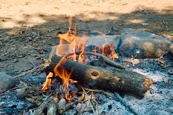 上級キャンパーが焚き火のやり方をやさしく解説！焚き火とソロストーブの手順のコツとは？