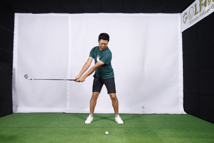 ダウンスイングは“早めの重心移動”がカギ！プロコーチ陣が解説