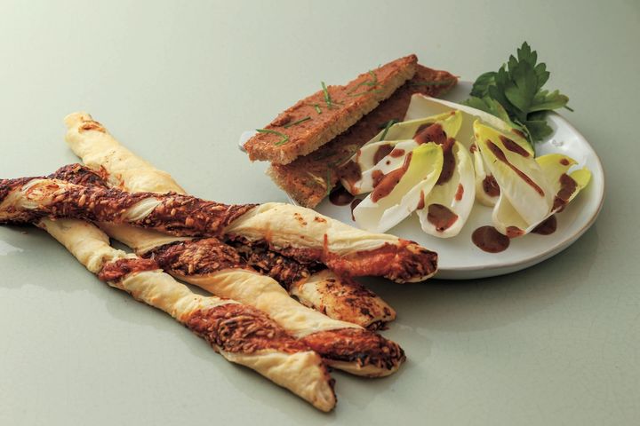 パイ生地に味噌を塗りオーブンで焼く味噌スティックと、味噌ドレッシングのサラダ