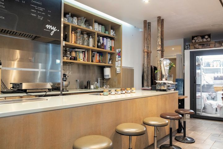 試食カウンターと発酵庫