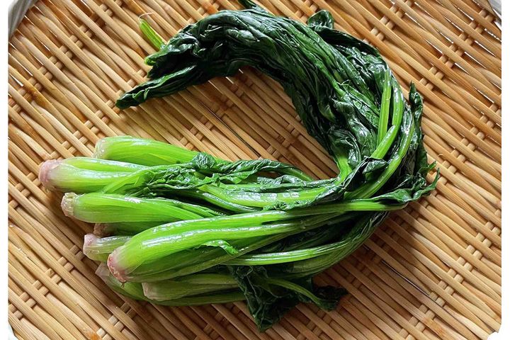 ▲ほうれん草の緑色が鮮やかになったら湯から引き上げましょう。