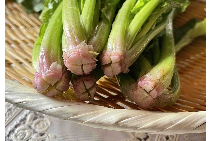 ▲根の赤い部分を残し、包丁で十字の切り込みを入れるのが下ごしらえのコツ。