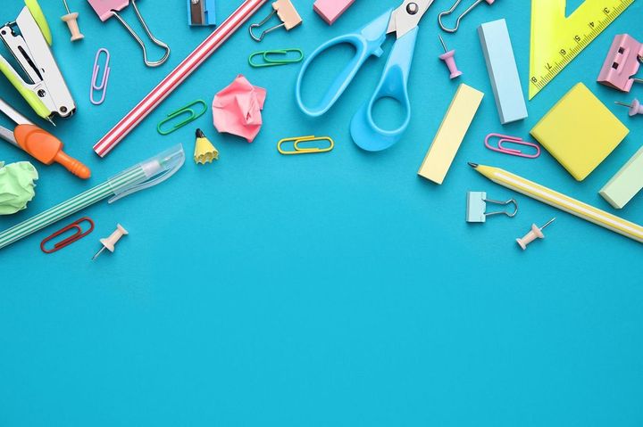 はさみ、ホチキス、クリップなど、さまざまな文房具