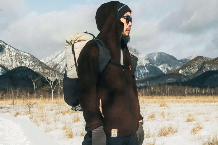 ULTRA GOOD LUCKのALPHA HOODIE 140を着ている男性