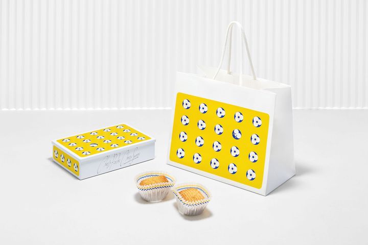 クッキーが入ったペーパーカップ、ショッパーとギフトカード（有料オプション）、メインカラーのイエローでハッピーな気分に！パンジーの中にネズミが描かれ、実は猫も隠れているのです。