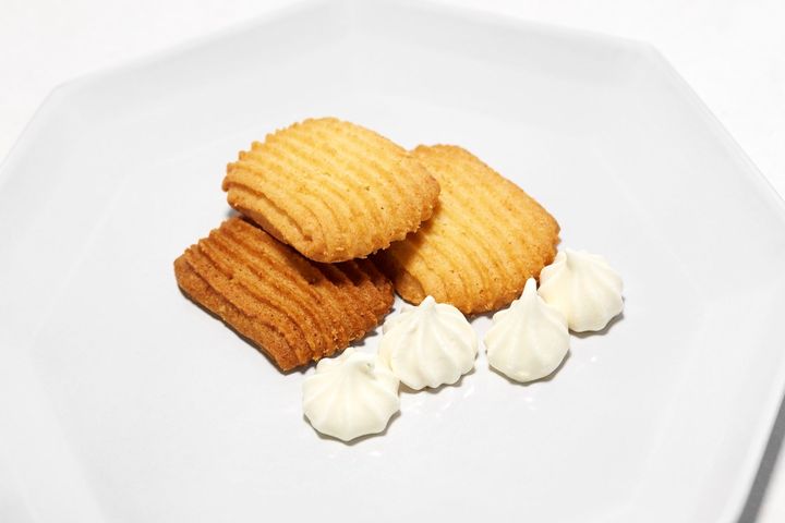 上と右が3段絞り、左下が2段絞りのチーズクッキー。生のレモン皮を入れたレモンフレーバーメレンゲが爽やかなアクセント！