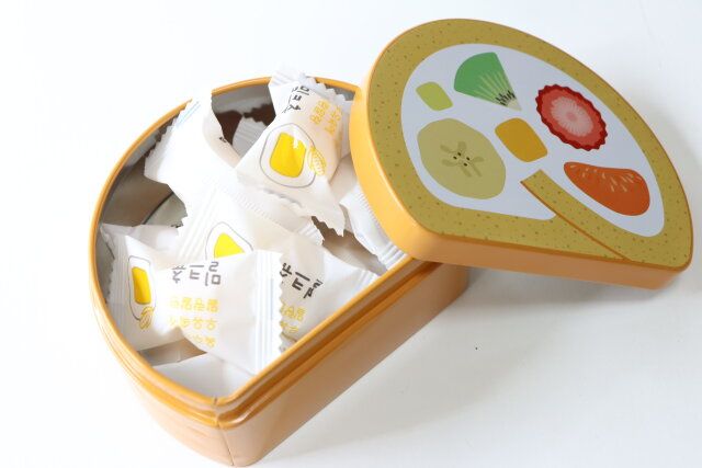 セリアのギフト缶 ロールケーキ5