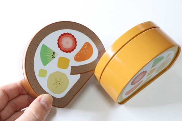 セリアのギフト缶 ロールケーキ3