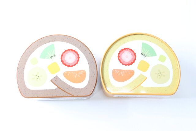 セリアのギフト缶 ロールケーキ1