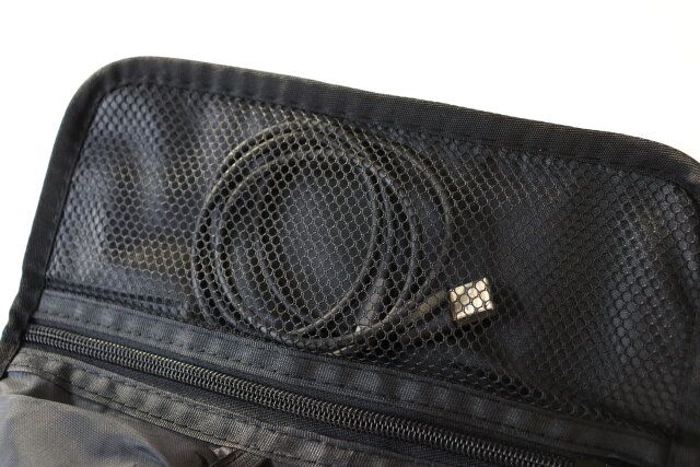 ダイソー ロール式ガジェットケース メッシュポケット
