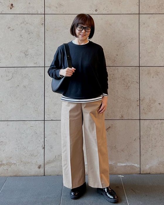 UNIQLOのオフホワイトの「スムースコットンリラックスボーダーT」×ワイドチノパンツ