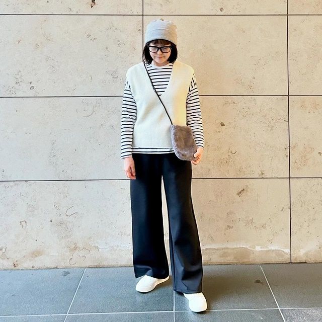 UNIQLOのオフホワイトの「スムースコットンリラックスボーダーT」×ドライスウェットワイドパンツ