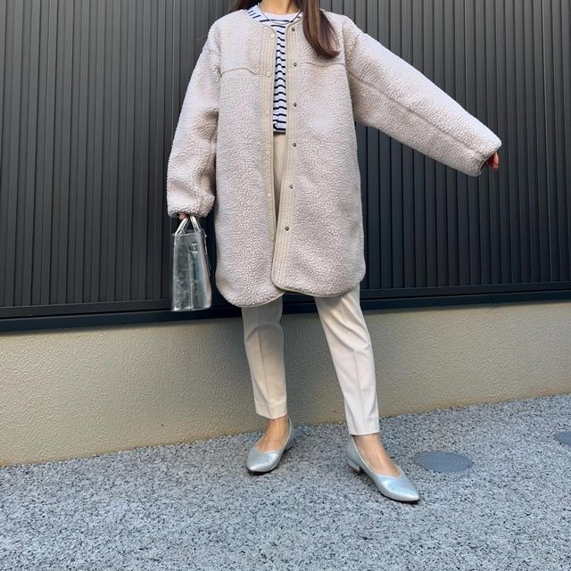 UNIQLOのオフホワイトの「スムースコットンリラックスボーダーT」×テーパードパンツ