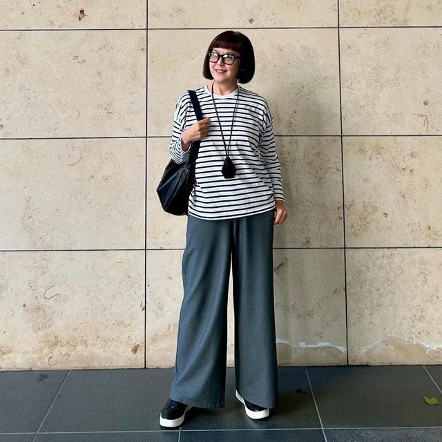 UNIQLOのオフホワイトの「スムースコットンリラックスボーダーT」×イージーワイドパンツ