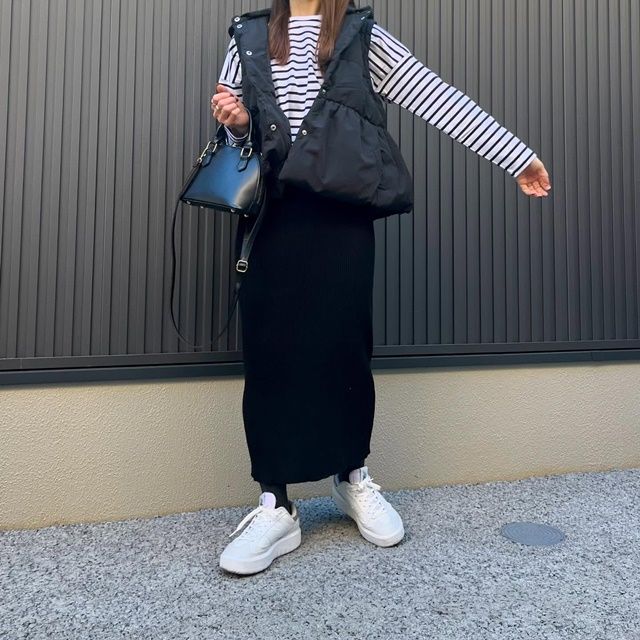 UNIQLOのオフホワイトの「スムースコットンリラックスボーダーT」×ロングナロースカート