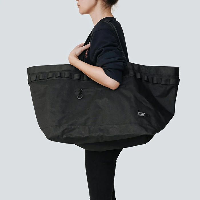 BROOKLYN OUTDOOR COMPANYの大型防水トート 60L肩掛け使用シーン