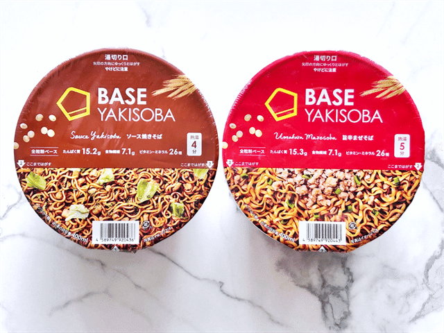 （右）BASE YAKISOBA ソース焼きそば（左）BASE YAKISOBA 旨辛まぜそば